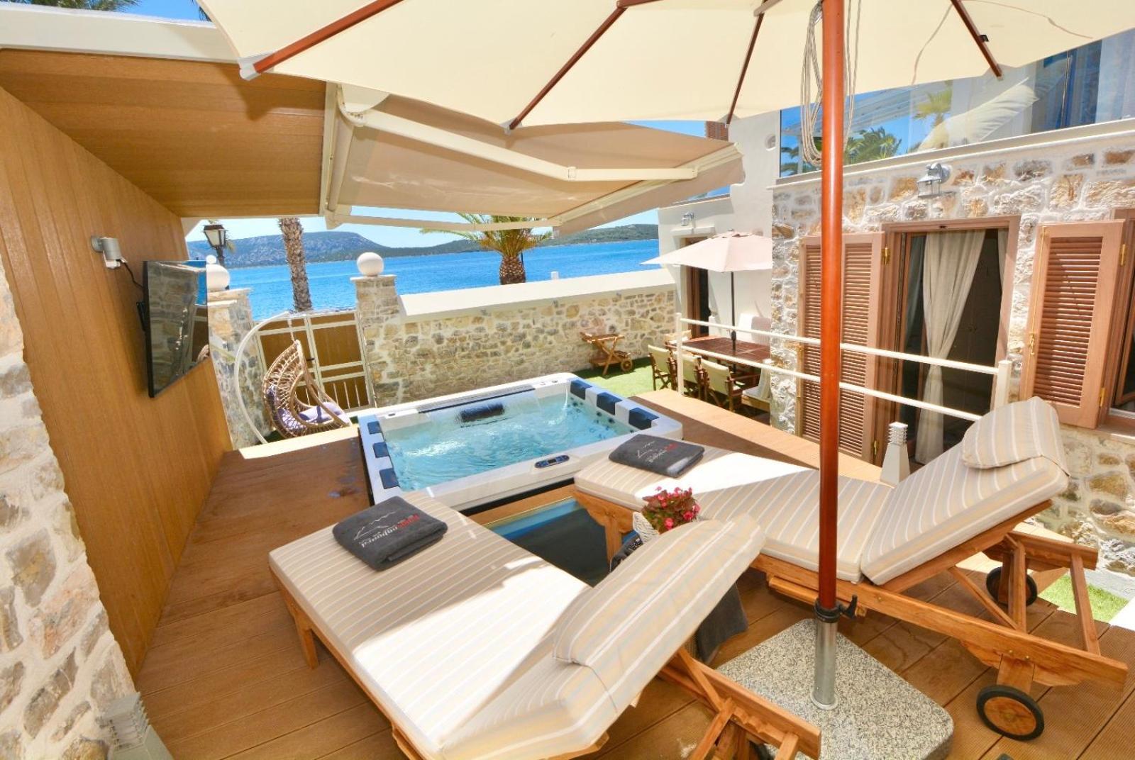 Villasonboard Rock Villa 3 Bed, 3 Bath, Jacuzzi, Seaside Hermione Buitenkant foto